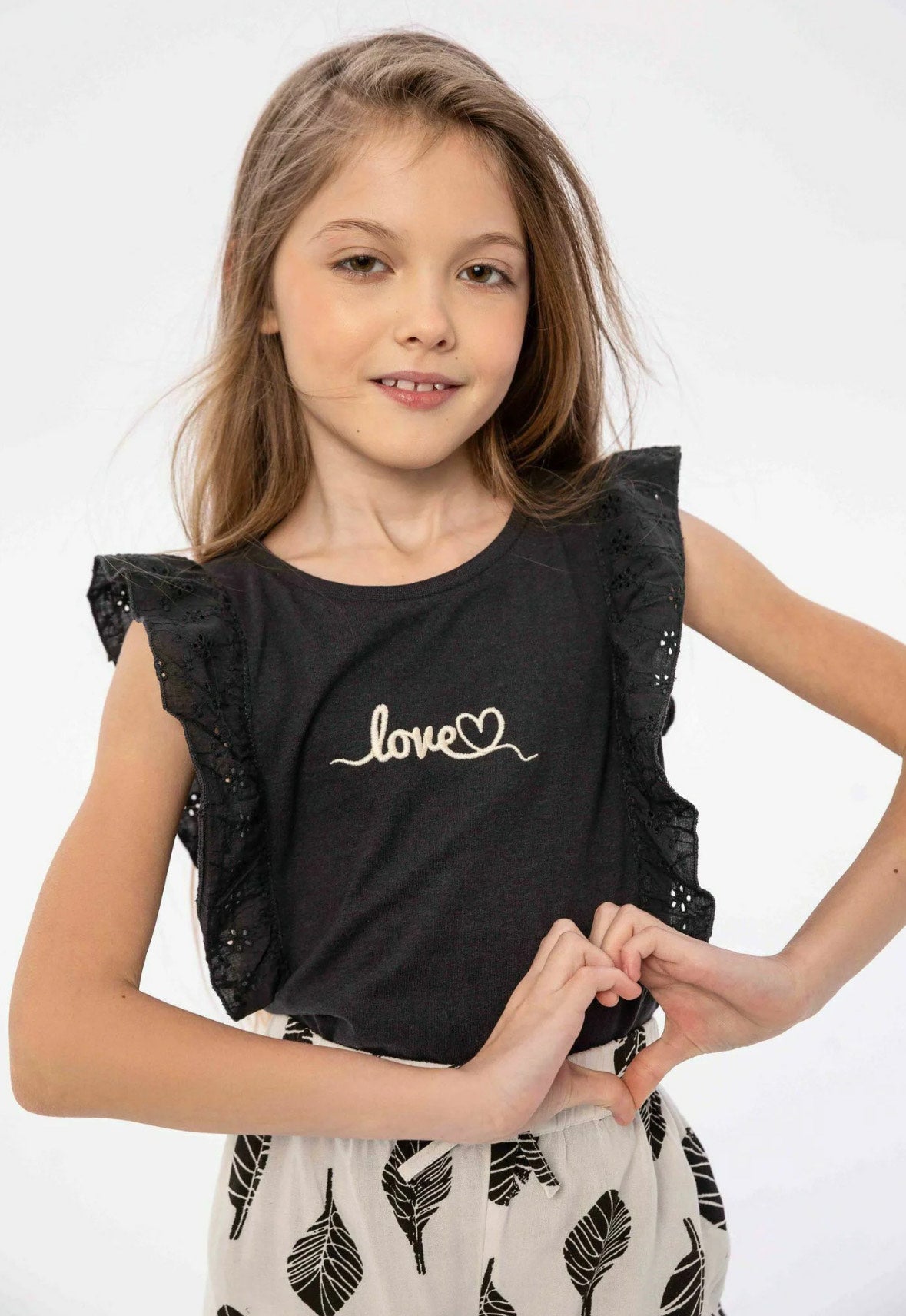 Sleeveless black love t-shirt